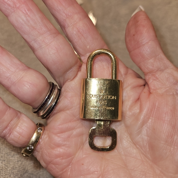 AUTHENTIC LOUIS VUITTON NEW LOCK AND KEY, NUMBER 322. AND INCLUDE GOLD P. CHAIN - Picture 6 of 13